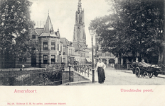 12592 Gezicht over de Utrechtsebrug in de Utrechtsestraat met bebouwing te Amersfoort uit het zuidwesten; met links de ...